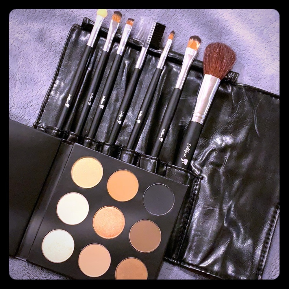 Makeup brushes dollface, eyeshadow palette